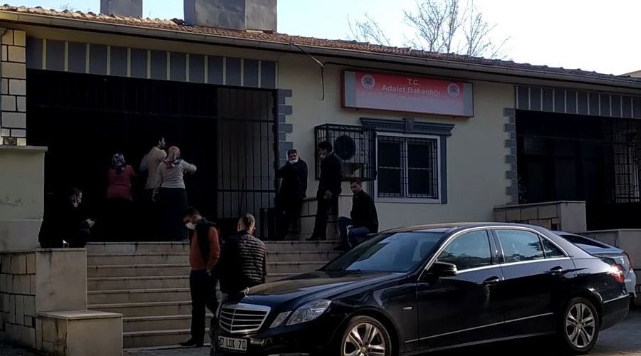 Taksi �of�r� arac�nda �l� bulundu