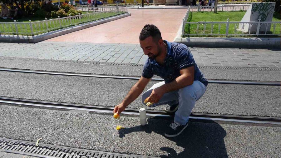 Taksim'de bir vatandaş asfaltta yumurta pişirdi