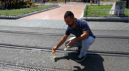 Taksim'de bir vatandaş asfaltta yumurta pişirdi