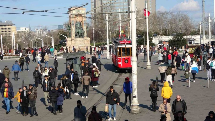 Taksim'de dün gece kar yağışı, bugün güneş
