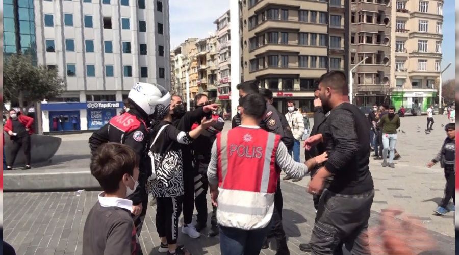 Taksim'de ranl turist ile seyyar satclar birbirine girdi