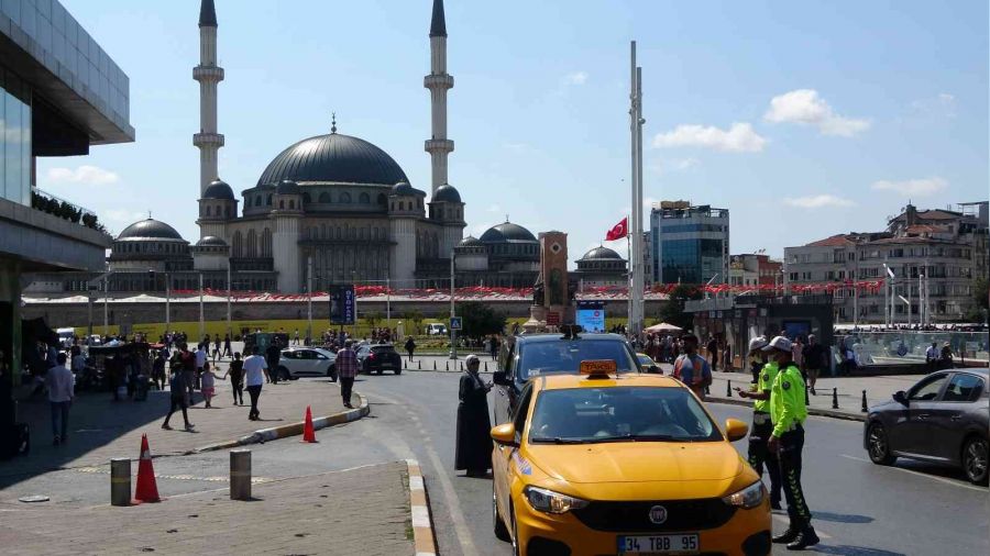 Taksimde kurallara uymayan taksicilere ceza yağdı