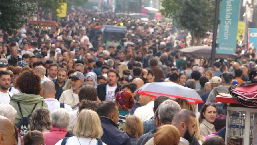Taksim'de pazar yo�unlu�u