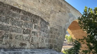 Tarih gzler nnde yok oluyor: Artuklular dnemindeki Haburman kprsne isimlerini kazdlar