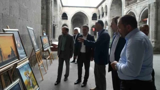 Tarihi ifte Minareli Medrese'de resim sergisi