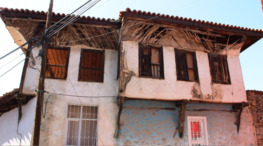 Tarihi evler can çekişiyor