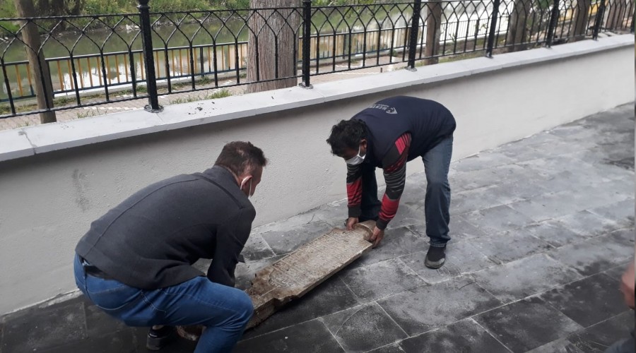 Tarihi mezar taşını vatandaşlar buldu