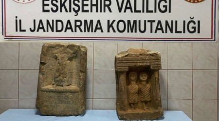 Tarihi mezar talarn satmak isteyen 2 kii gzaltna alnd