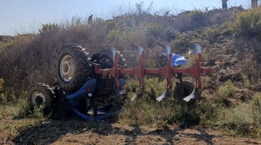 Tarlas�n� s�rerken devrilen trakt�r�n�n alt�nda can verdi