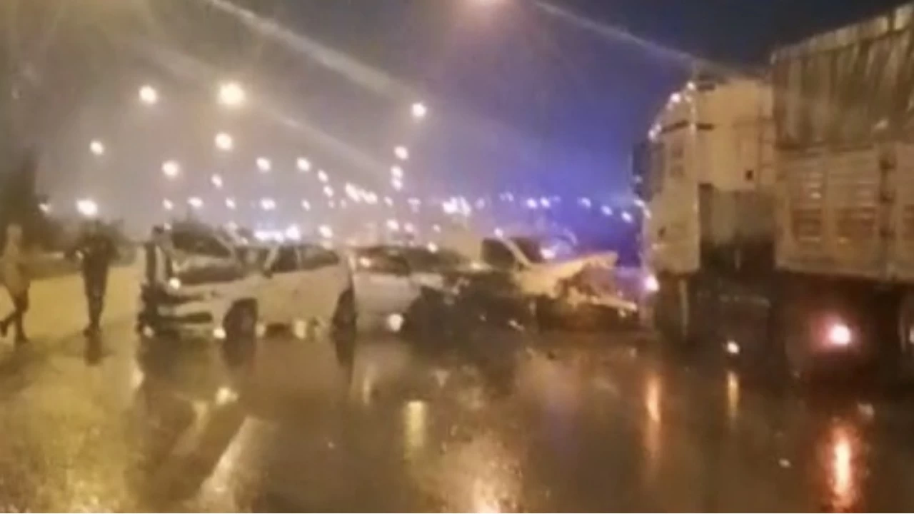 Tarsus-Adana-Gaziantep Otoyolu'nda zincirleme kaza: 13 yaral