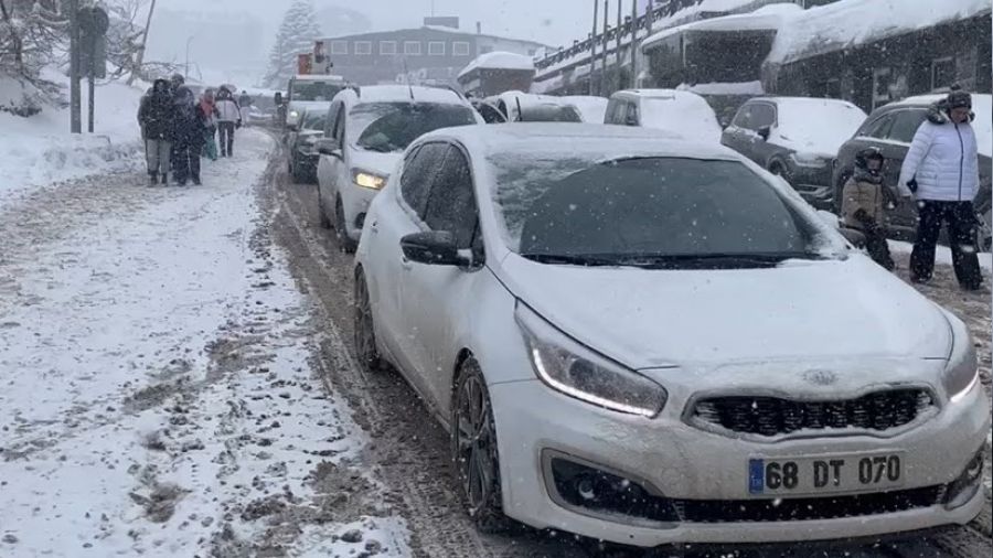 Tatilciler Uluda�'a ak�n etti, kuyruklar olu�tu