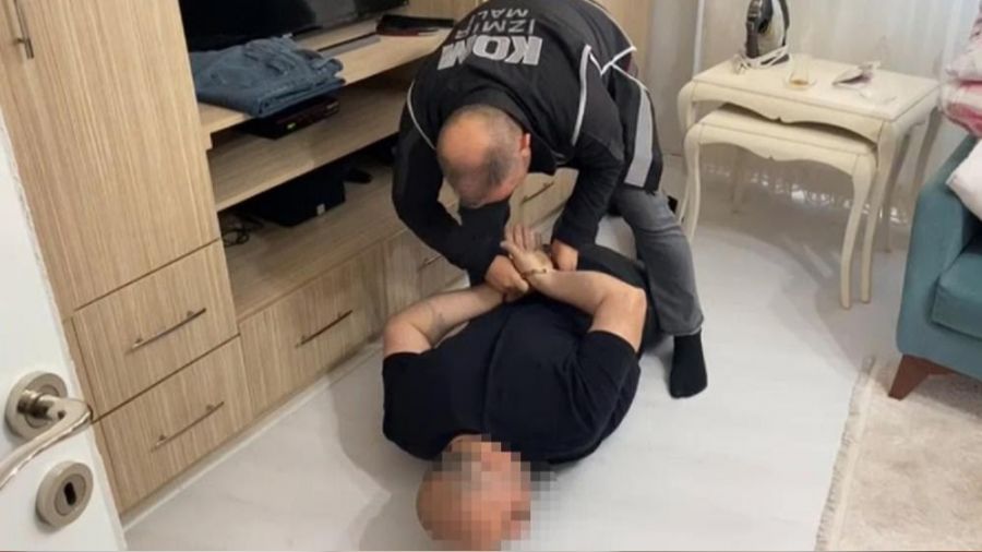 Tefeci ailesi otobüs duraklarına ilan vermiş