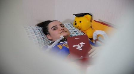 Tek parmakla üç kitap yazdı