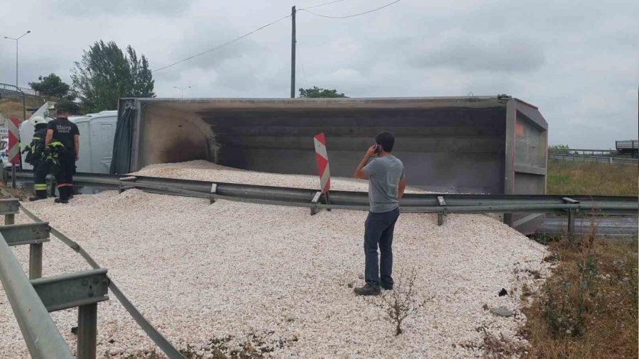 Tekirdağ'da mıcır yüklü tır devrildi