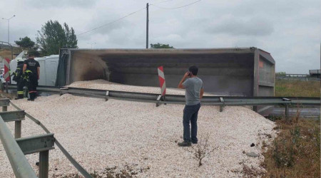 Tekirdağ'da mıcır yüklü tır devrildi