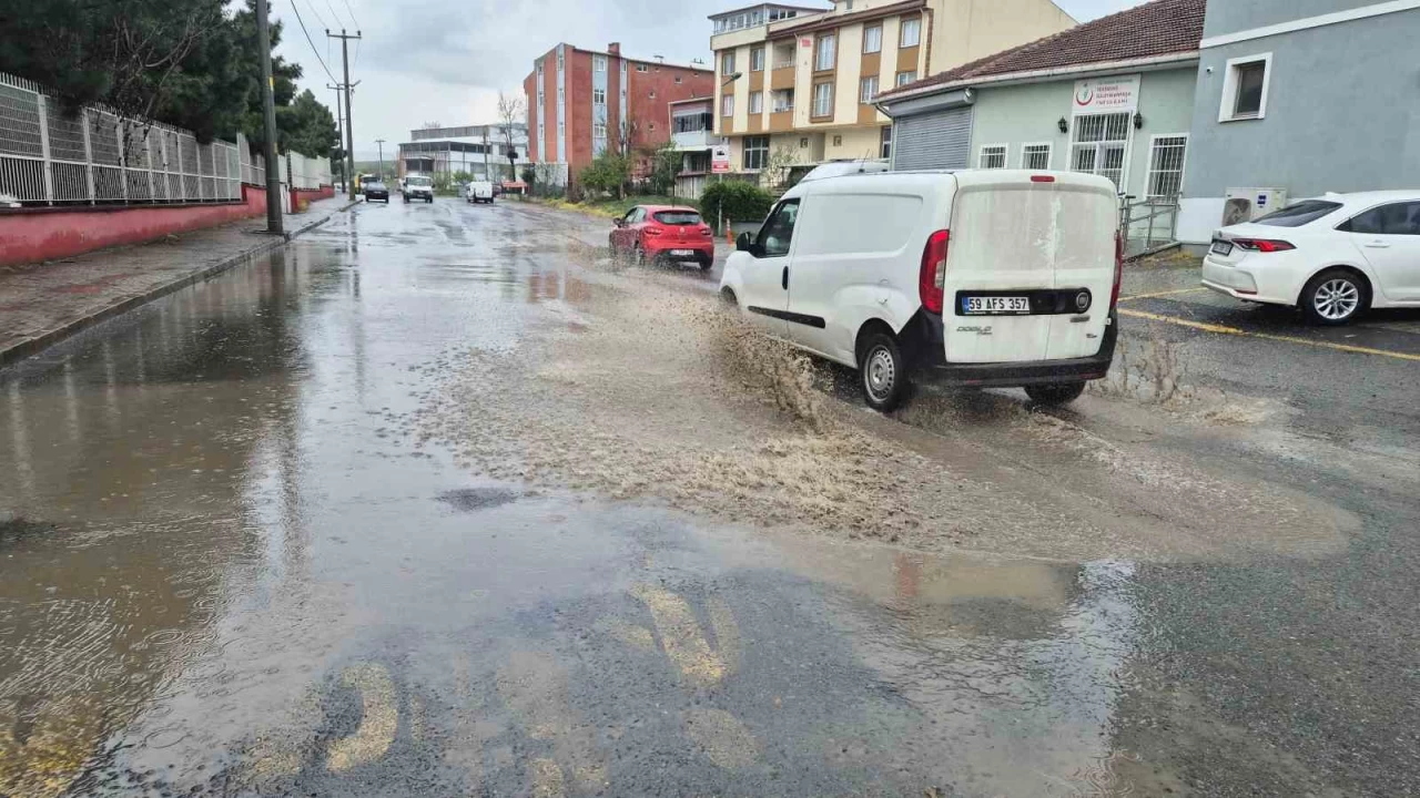 Tekirdağ'da sağanak yağış etkili oldu