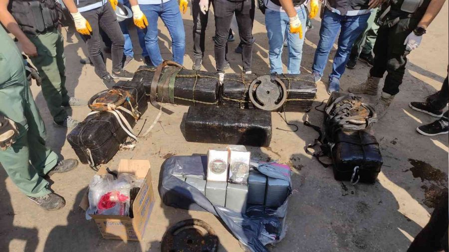 Tekirdağ'da yük gemisinin altına saklanmış 242 kg kokain yakalandı