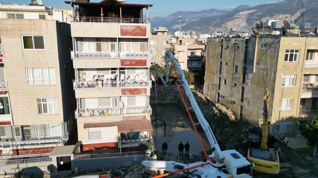 Temel kazısı esnasında 5 katlı binanın temeli zarar gördü