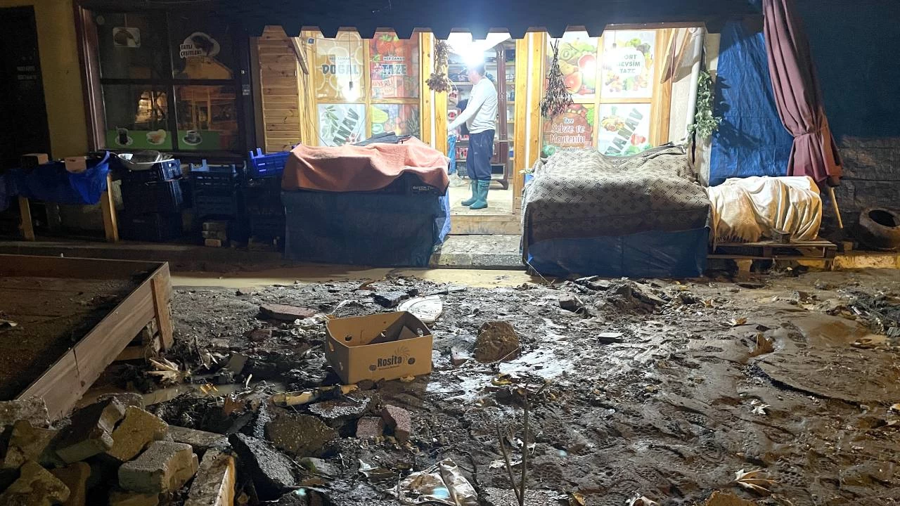 Tirilye'de sağanak nedeniyle araçlar sürüklendi, iş yerlerini su bastı