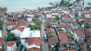 Tirilye'de sağanak nedeniyle araçlar sürüklendi, iş yerlerini su bastı