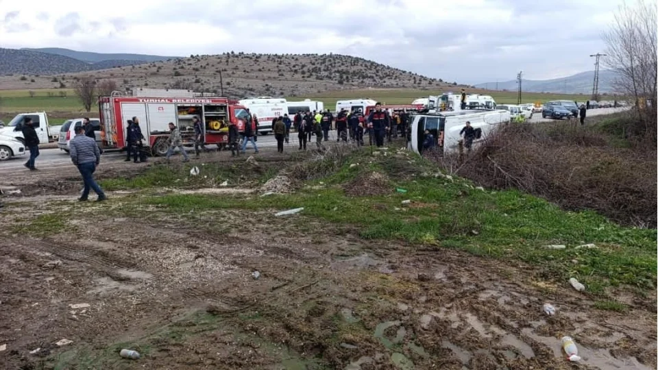 Tokat'ta ��renci servisi otomobille �arp��t�: 6 yaral�