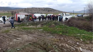 Tokat'ta ��renci servisi otomobille �arp��t�: 6 yaral�