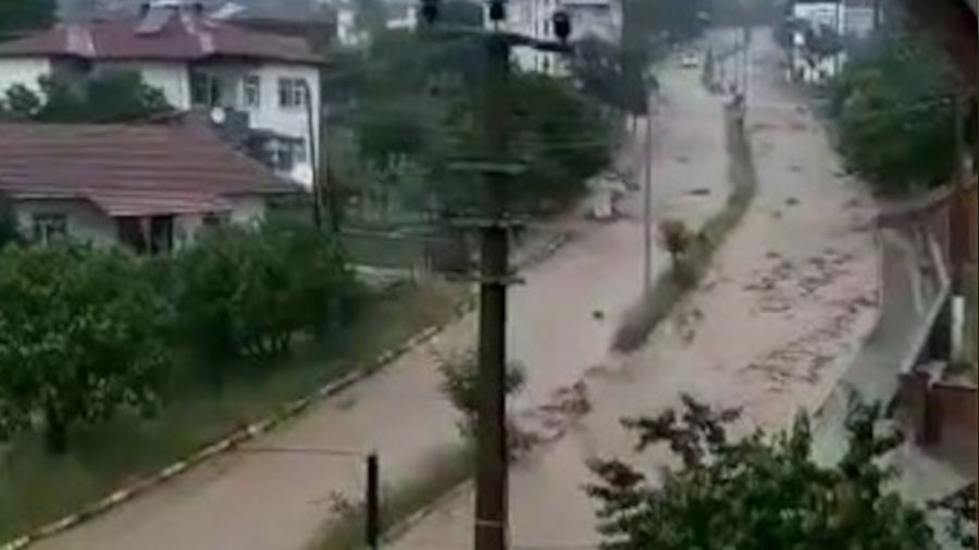 Tokat'ta sağanak yağış gölü taşırdı