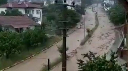 Tokat'ta sağanak yağış gölü taşırdı