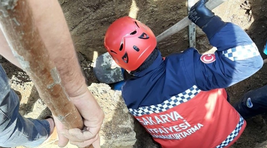 Toprak altında kalan işçi hastaneye kaldırıldı