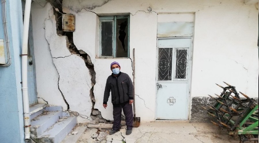 Topraktaki çatlak ve yarıklar endişe kaynağı