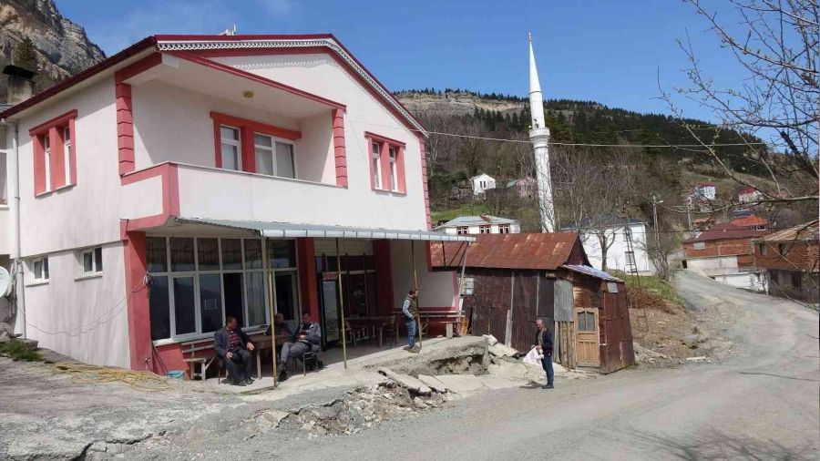 Trabzon'da birı mahalle santim santim kayıyor