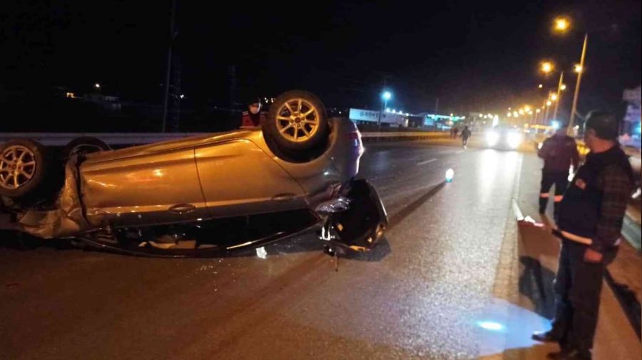 Trafik kazası geçiren nişanlı çifti ecel ayırdı