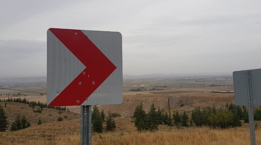 Trafik levhaları atış poligonu olarak kullanılıyor