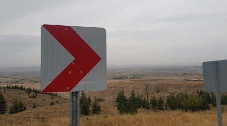 Trafik levhaları atış poligonu olarak kullanılıyor