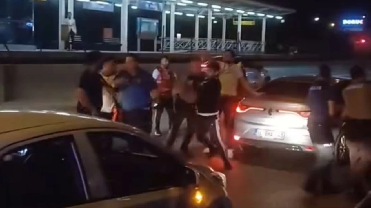 Trafikte yol verme kavgas�: 2 ki�i g�zalt�na al�nd�