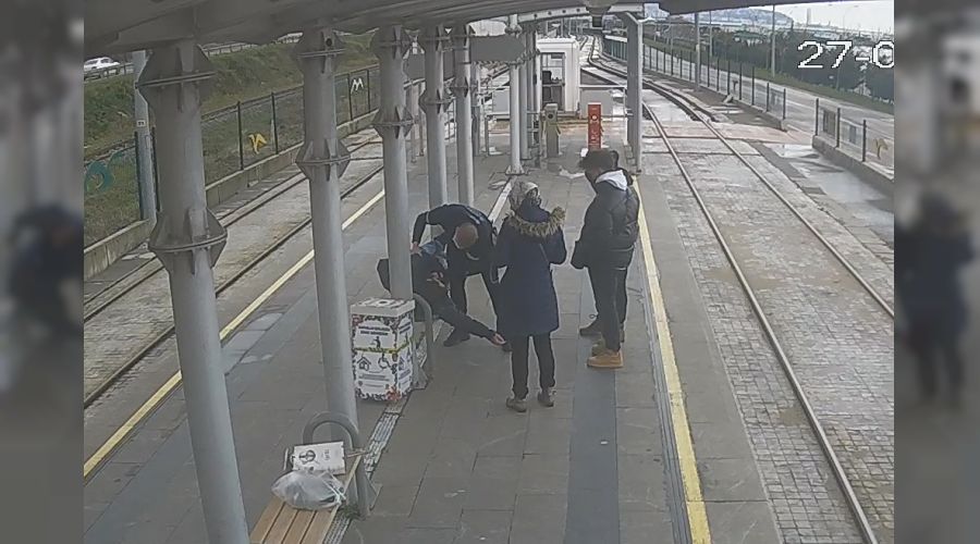 Tramvay durağında can pazarı