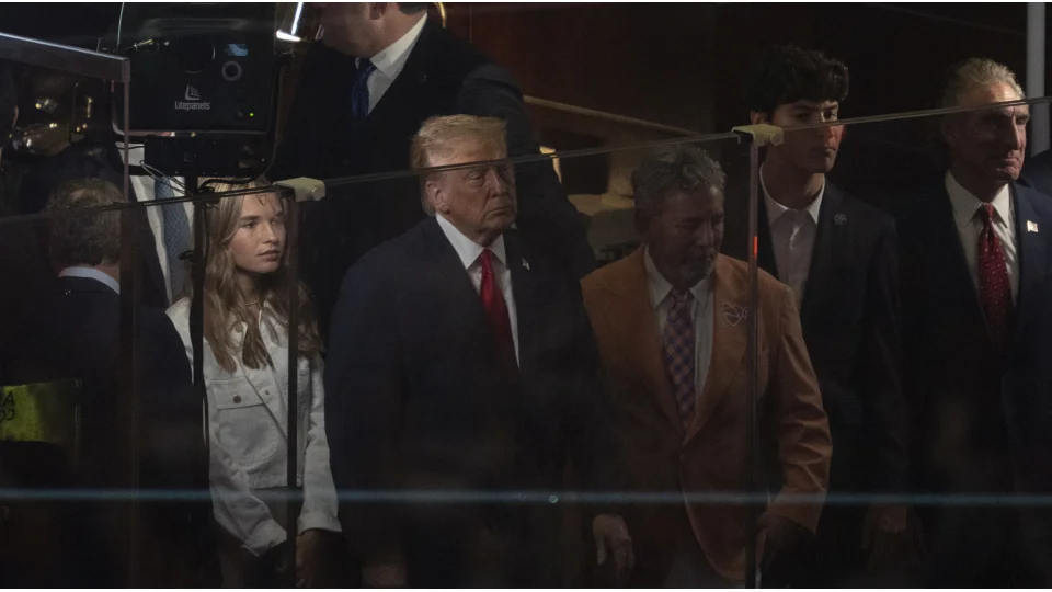 Trump, basket maçını cam bölmede izledi