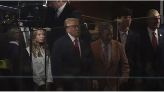 Trump, basket maçını cam bölmede izledi