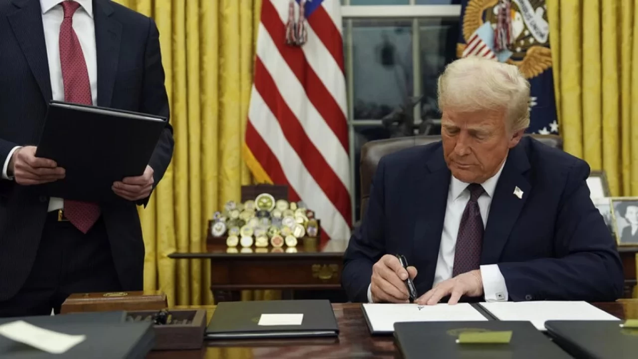 Trump, Kovid-19 aşısı şart koşan okullar için federal finansman sağlanmasını yasakladı