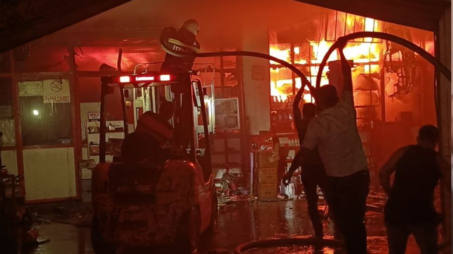 Turgutlu Sanayi Sitesi'nde çıkan yangında 3 işyeri küle döndü