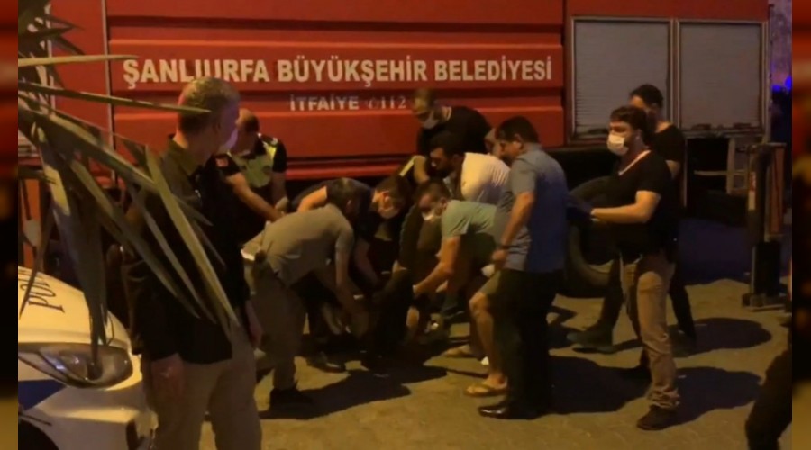 Türk Bayrağını indirmeye çalışan şahsa linç girişimi