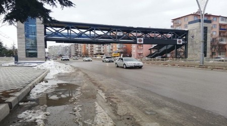 Üst geçitten otomobilin üzerine buz kütlesi düştü