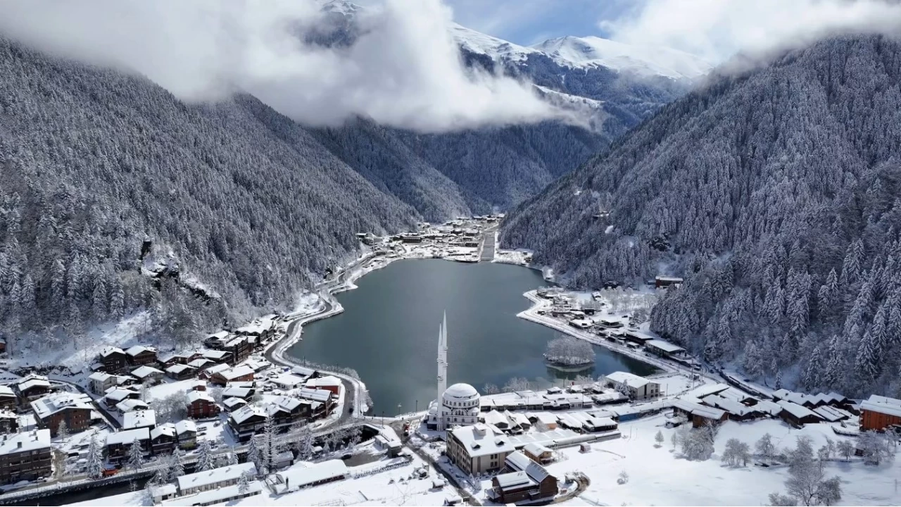 Uzung�l nisan ay�nda karla kapland�