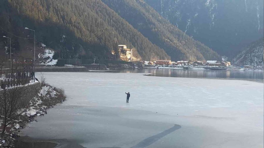 Uzungöl'ün büyük bölümü buz tuttu