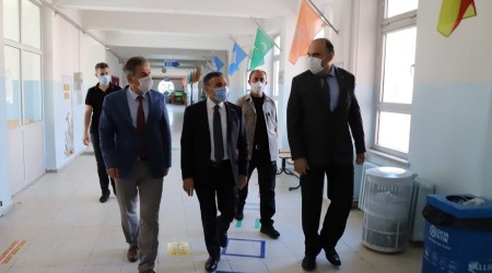 Vali canlı yayınla derse katıldı