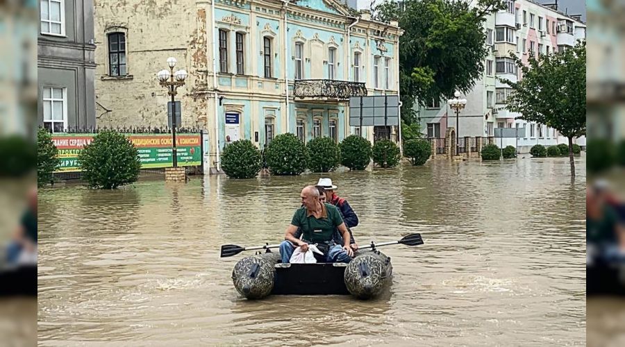 Vali sel basan sokaklar� botla gezdi