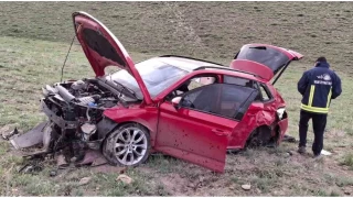 Van'da 50 metrelik uuruma yuvarlanan otomobilin srcs yaraland