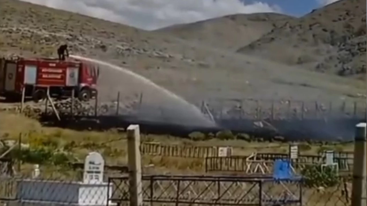 Van'da mezarl�k yand�