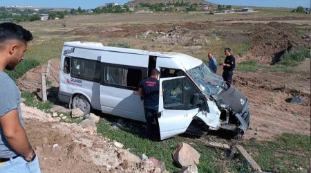Van'da otomobille öğrenci servisi çarpıştı: 8 yaralı