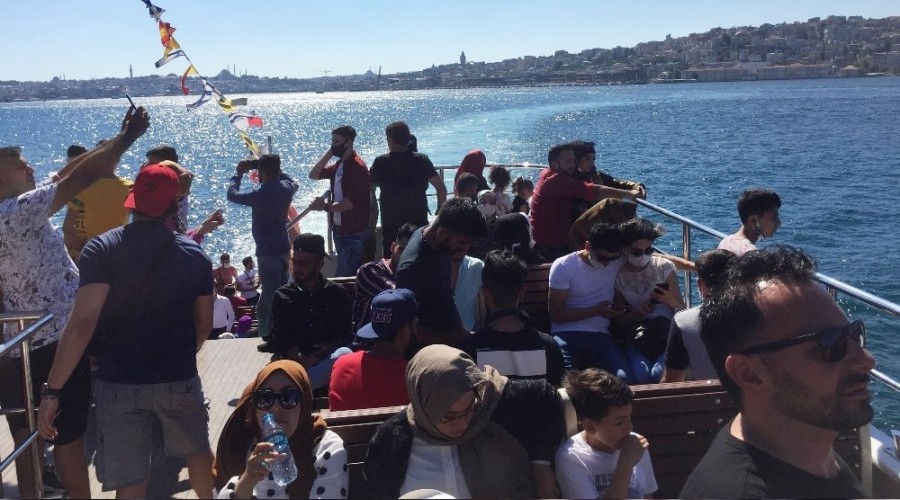 Vapurlarda sosyal mesafe hiçe sayıldı